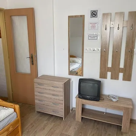 Izba Juliana V Penzióne Pod Smrekom Apartamento